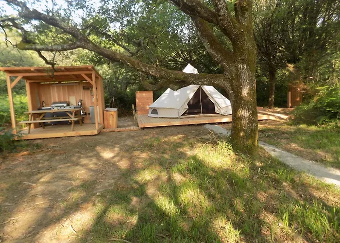 Campismo de Luxo Tente Luxe Jacuzzi Au Bord Des Etangs Le Vigeant